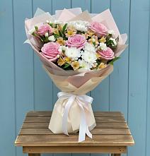 Букет цветов из:  Гвоздики, Орхидеи и Розы в Зеленоградске