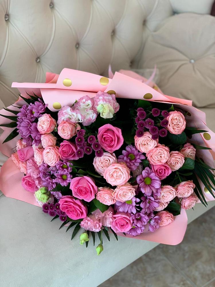 Букет цветов из: Хризантемы, Розы и Лизиантусы в Зеленоградске