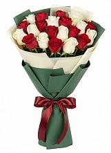 Букет Микс из красных и белых роз в Зеленоградске