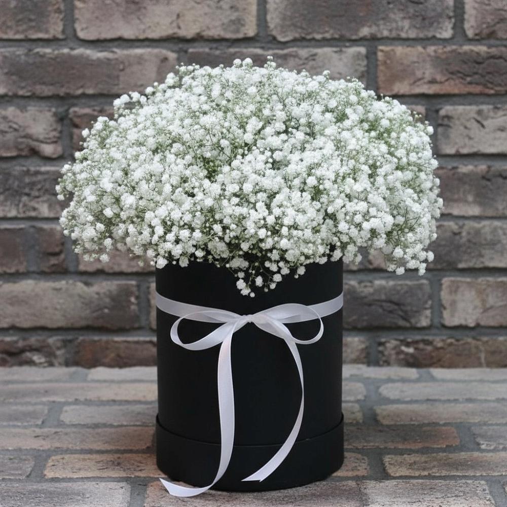 Цветочная композиция из Гипсофила в шляпной коробке в Зеленоградске