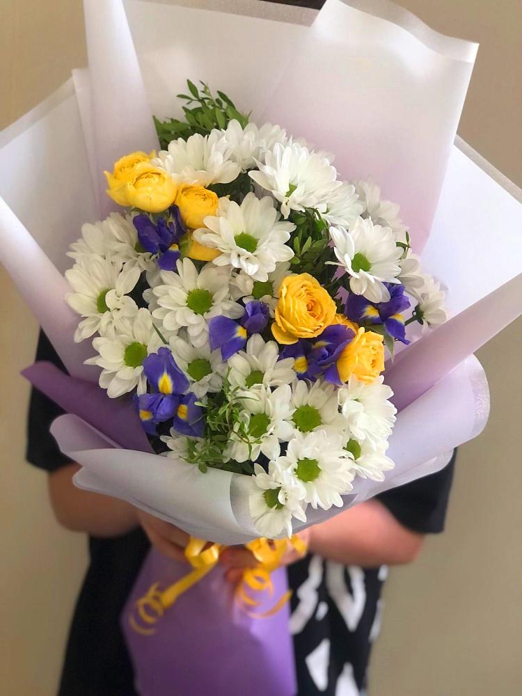 Букет цветов из: Ирисы, Хризантемы и Розы в Зеленоградске