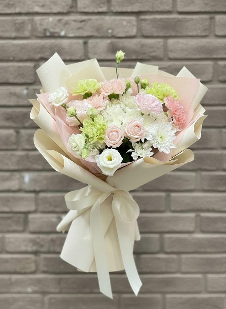 Букет цветов из: Гвоздики, Розы, Лизиантусы и Хризантемы в Зеленоградске