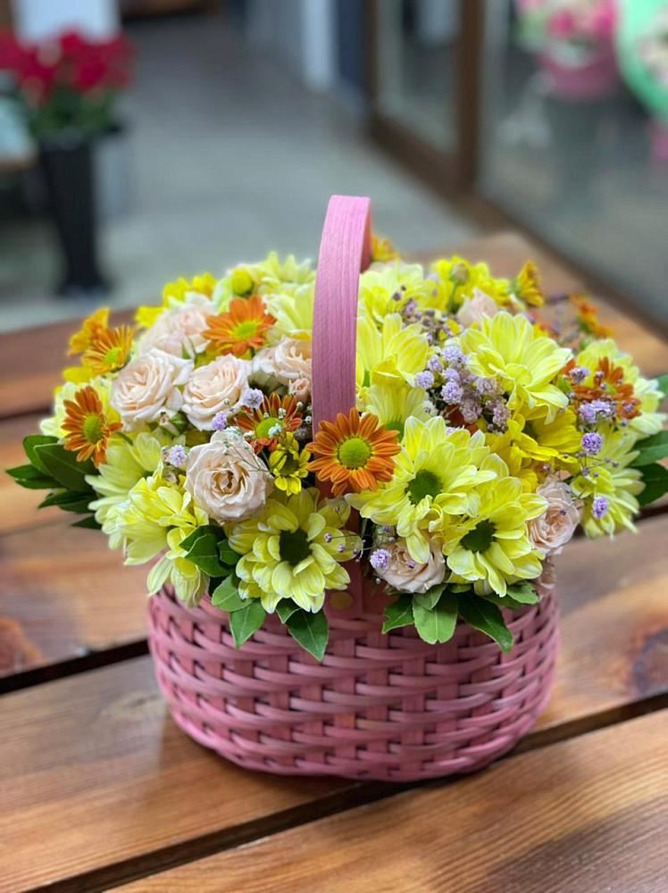 Цветочная композиция из Хризантемы и Розы в корзине в Зеленоградске