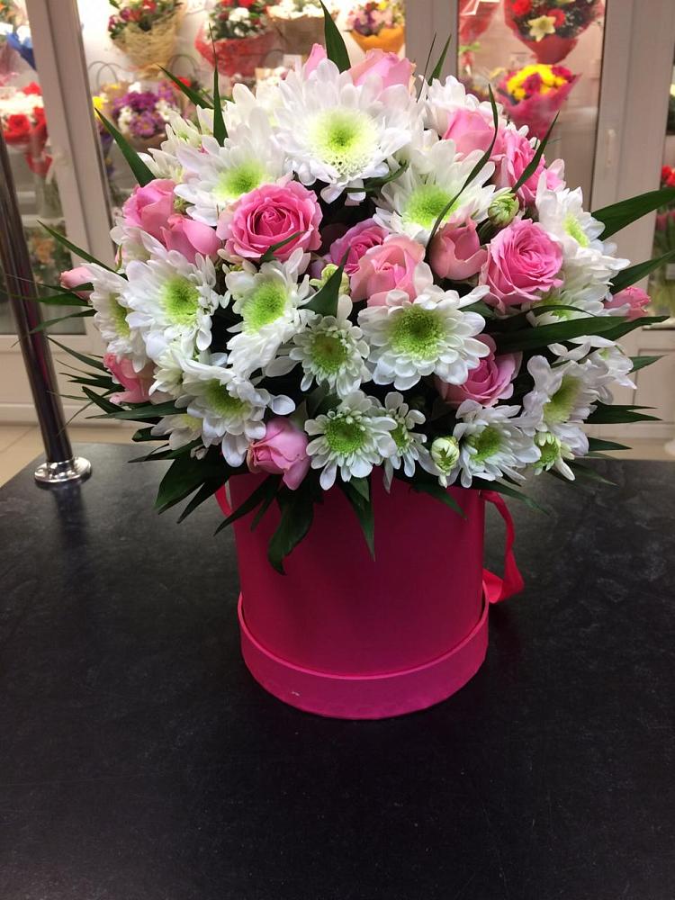 Цветочная композиция из Розы и Хризантемы в шляпной коробке в Зеленоградске