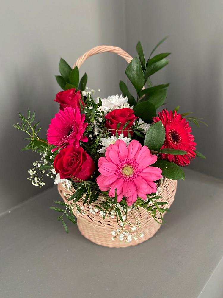 Цветочная композиция из Розы, Хризантемы и Герберы в корзине в Зеленоградске
