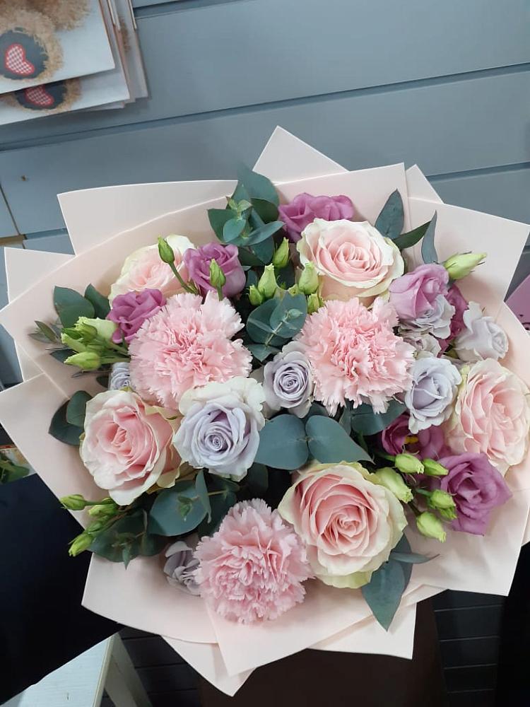 Букет цветов из: Розы, Гвоздики и Лизиантусы в Зеленоградске