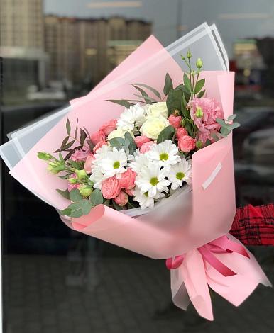 Букет цветов из: Розы, Лизиантусы и Хризантемы в Зеленоградске