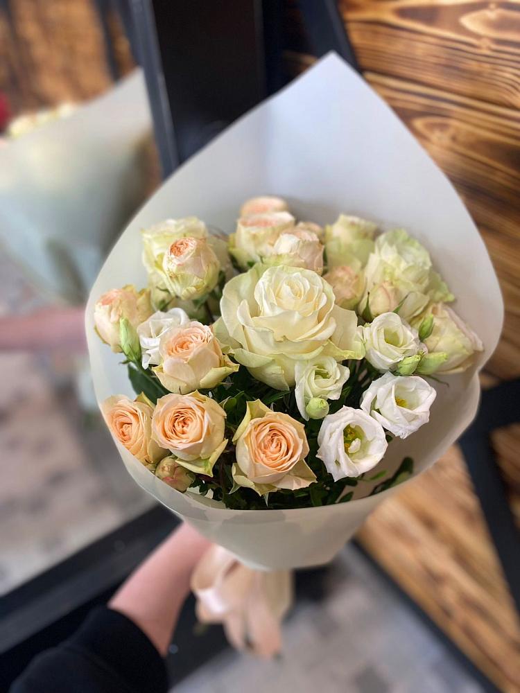 Букет цветов из: Розы и Лизиантусы в Зеленоградске